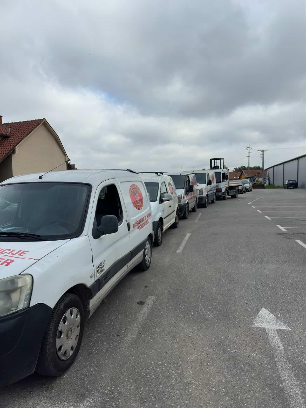 VODOINSTALATER BEОGRAD - Profesionalno vozilo sa logoom