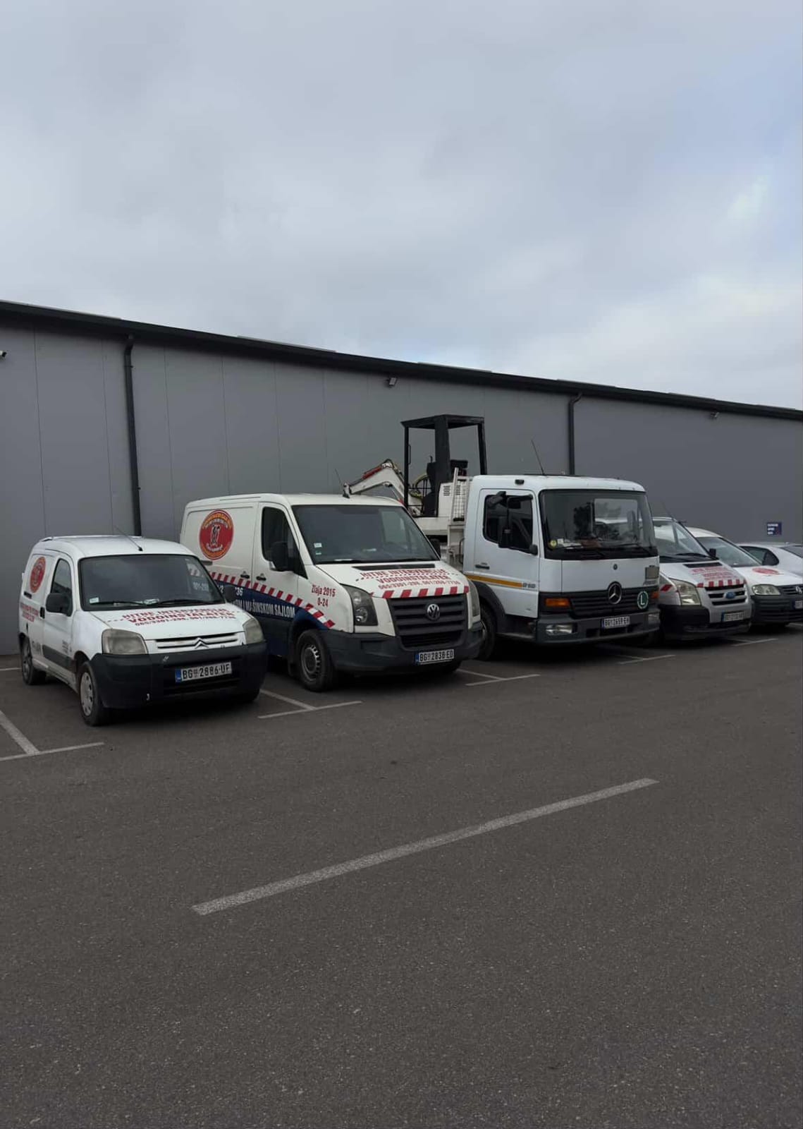 VODOINSTALATER BEОGRAD - Profesionalno vozilo sa logoom